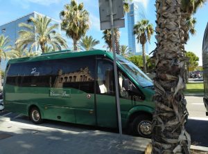 Minibus Classic Bus Barcelona junto hotel Vela