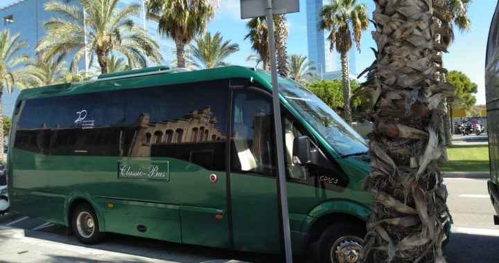 Minibus Classic Bus Barcelona junto hotel Vela