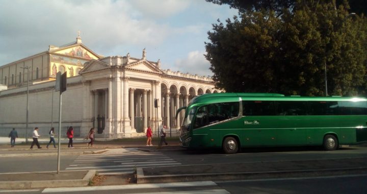 Classic Bus Basilica San Pablo Roma Italia